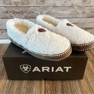 Brand new Ariat women’s size 6.5-7 Snuggle Slippers